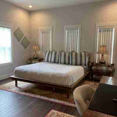Spacious Huge Deck Downtown Family Friendly Rooms
