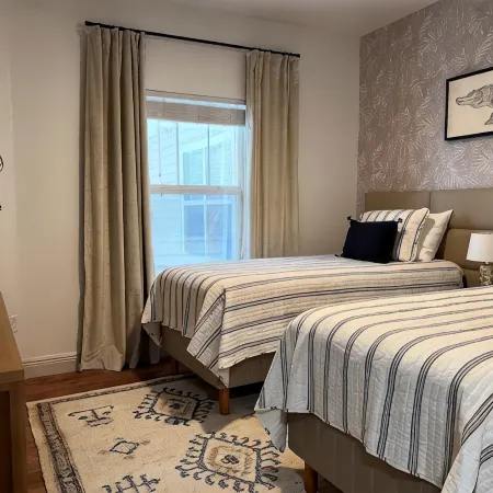 Amazing Location! Alberts Place @ Midtown w/parking Walk to UF and the Stadium.