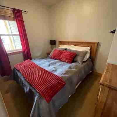 Newly redecorated condo right on the ski hill with private hot tub. Rooms