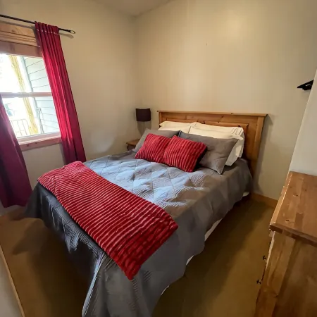 Newly redecorated condo right on the ski hill with private hot tub.