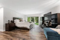 Stunning Waterfront Getaway!  Luxury Home on Acreage,  Natures Paradise - 4 stjerner