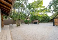 Spacious 3-Bedroom Villa. with a pool, rancho- STEPS away from Langosta Beach. - Villas