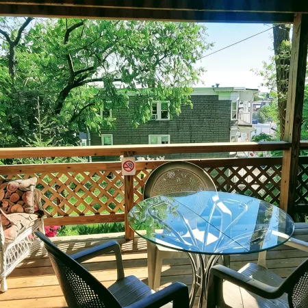 Panoramic view, large deck, ground floor apartment, walk to subway and beach