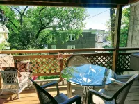 Panoramic view, large deck, ground floor apartment, walk to subway and beach