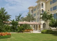 SPECIAL DISCOUNTED RATE!-  Magical Oceanfront Holiday - Grace Bay Beach 1/2 bed - 4-Star