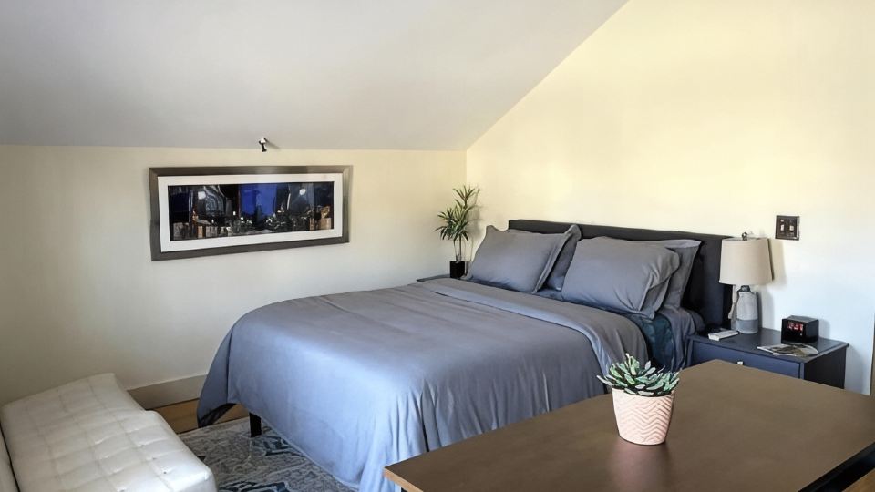 New Modern Studio- Hop Skip & Jump to Waterfront