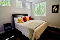 2 Minutes to UT & 8 min to Downtown: Pets OK + Free Bkfast & Coffee - Bungalows