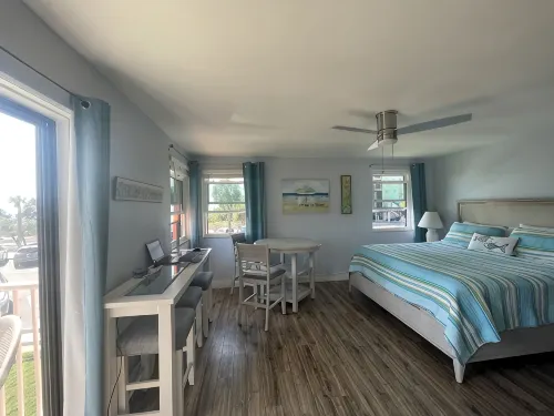 Beachside Condo! - Homestays