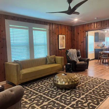 Springhill Bungalow-cozy bungalow located in the Springhill area.