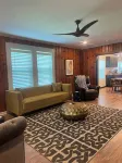 Springhill Bungalow-cozy bungalow located in the Springhill area.