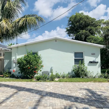 Lovely 2 - Bedroom Rental Unit Near the Beach