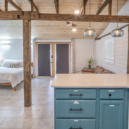 The Bunkhouse “ 5 minutes to I-75” Unique Loft across Brewery & Wedding Venues.