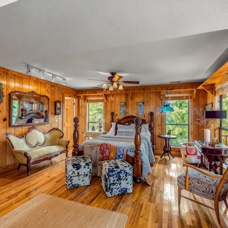 Spectacular Mountain Top cabin Amazing Views Large Balcony With Low Rates