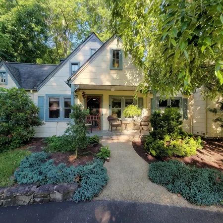 1660 Guest House; Waterfall, Creek, Large Deck, Fire Ring