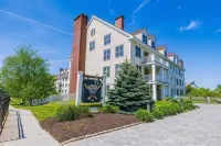 Beautifully renovated 2 bedroom condo in Stratton VT - walk to Village/Lifts! - balcony