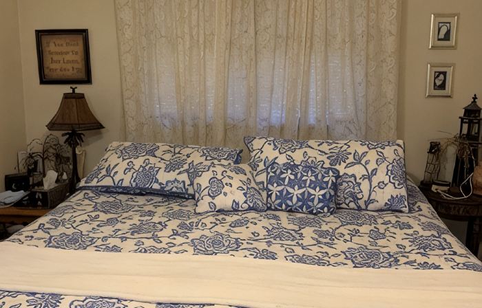 Family Retreat! Comfortable Country Farmhouse 5 Minutes South of Sparta.