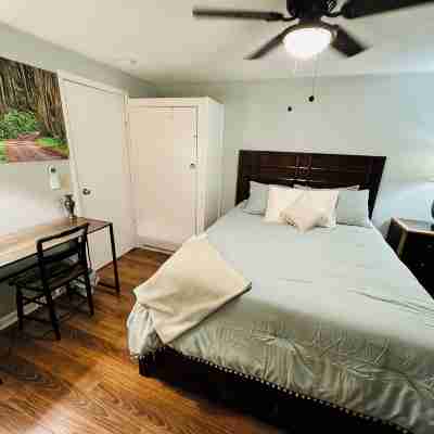 The Shamrock Creekside Cottage- ONE BLOCK FROM DOWNTOWN & on the CREEK! Rooms