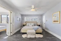 Strandcastle - Oceanview  - Dog Yard - SO much Parking! - Steps from Sand - Balcony