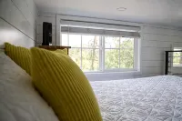 Modern Tiny House in the Woods w/Hot Tub - Alphydda