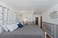 Dogs Are Family Also 240° Lakefront View Spacious Modern Family Retreat Sleeps 8 - Parvekkeita