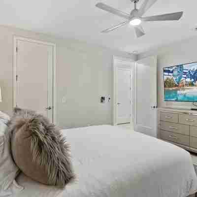 CLOSE TO DISNEY / FREE SHUTTLE / PRIVATE POOL AND SPA Rooms