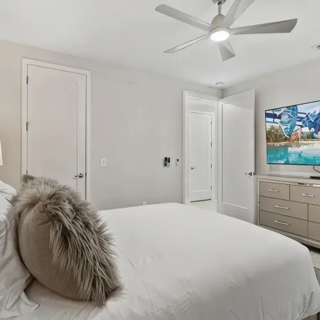 CLOSE TO DISNEY / FREE SHUTTLE / PRIVATE POOL AND SPA