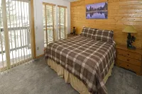 Yellowstone Rustic Luxury Condo Sleeps 11 in an Award Winning Resort - Wifi