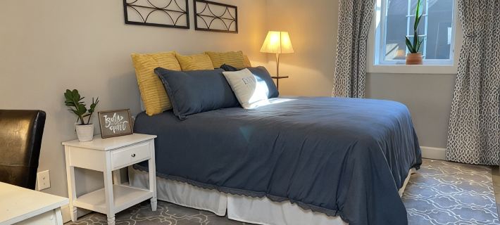 Steps from KU, Private Guest Suite & Game Room Hoteles en Lawrence
