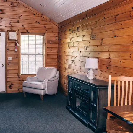600 Sq. ft Cabin with King Size Bed - Quiet Location, Close to Skiing