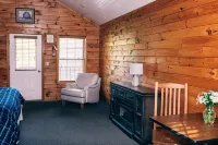 600 Sq. ft Cabin with King Size Bed - Quiet Location, Close to Skiing - 3-Star
