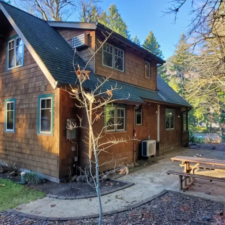 Log Cabin Inn - Cabin 12 on the Mckenzie River - minutes from Tokatee and Loloma