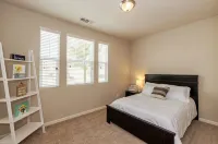 Clovis House, Sleeps 10, Hammock, Covered Patio, Game Table - Homestays
