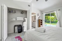 Jupiter Palm Oasis! Lakefront Pool Home w/ Game Room, BBQ, Beach Chairs, Coffee! - Bungalows