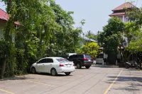 Thanicha Resort Amphawa - parking
