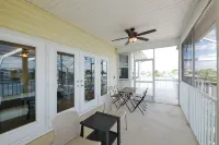 Seascape - WHOLE HOUSE 360 water views, pool, gulf - Homestays