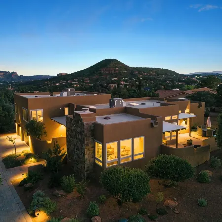 🏜UPTOWN with Red Rock Views! Walk to Shops & Eateries//Hike/Hot tub/EV hookup