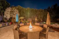 Resort Backyard with Pool, Spa & Putting Green - สระว่ายน้ำส่วนตัว