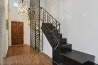 Venetian Garden Retreat with Arcade Games & Hot Tub - 3-نجوم