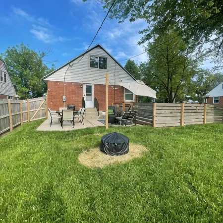 Charming 3-bedroom house with fenced yard in a quiet  neighborhood  Dog Friendly