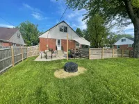 Charming 3-bedroom house with fenced yard in a quiet  neighborhood  Dog Friendly - Homestays