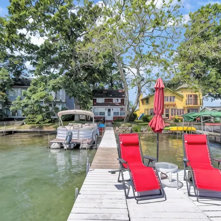 Waterfront lake cottage on gorgeous Clark Lake in Jackson! 4 bedrooms, sleeps 10