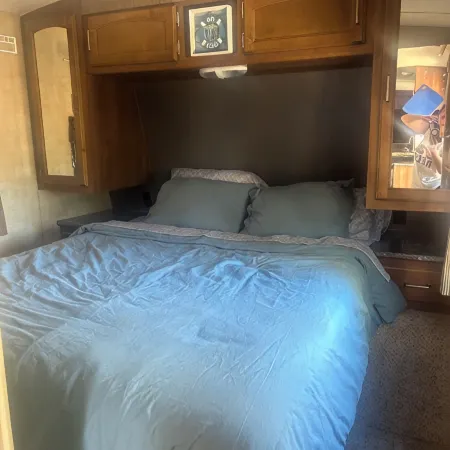 Quiet Glamper on the Lake – Extended Stays Welcome