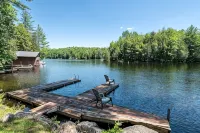 Cozy Secluded Lakefront Chalet With Hottub & Mountain Views - 4-Star
