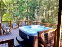 The Creek-Side Cabin: Spa, Fire Pit, 5 Star, AC, Big Deck, Quiet, Walk to Town - Chalets