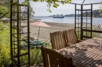 Stunning Beach Suite, great mountain & water views, near downtown Winslow, Cozy. - Wi-Fi