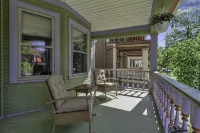 Beautifully Renovated 3 bedroom Elmwood Village Apt - 2 estrellas
