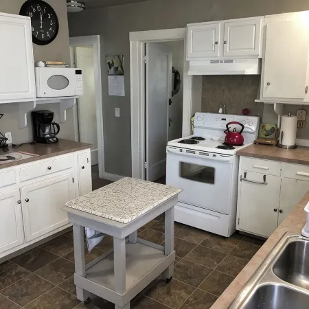 Main Street Cottage with park across the street. Walk to downtown area.