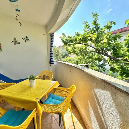 Apartment Didi with private garden, close to the center, family-friendly