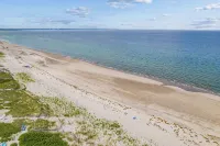 Bright & Beautiful Waterfront Cape Cod Home - ブティック