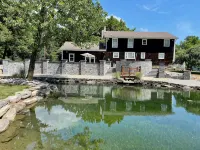 Charming Colonial w/Stream Access Pet Friendly - 3 ดาว